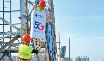 ▲图为中国电信六安分公司工人正在安装、调试5g基站设备。新华社发